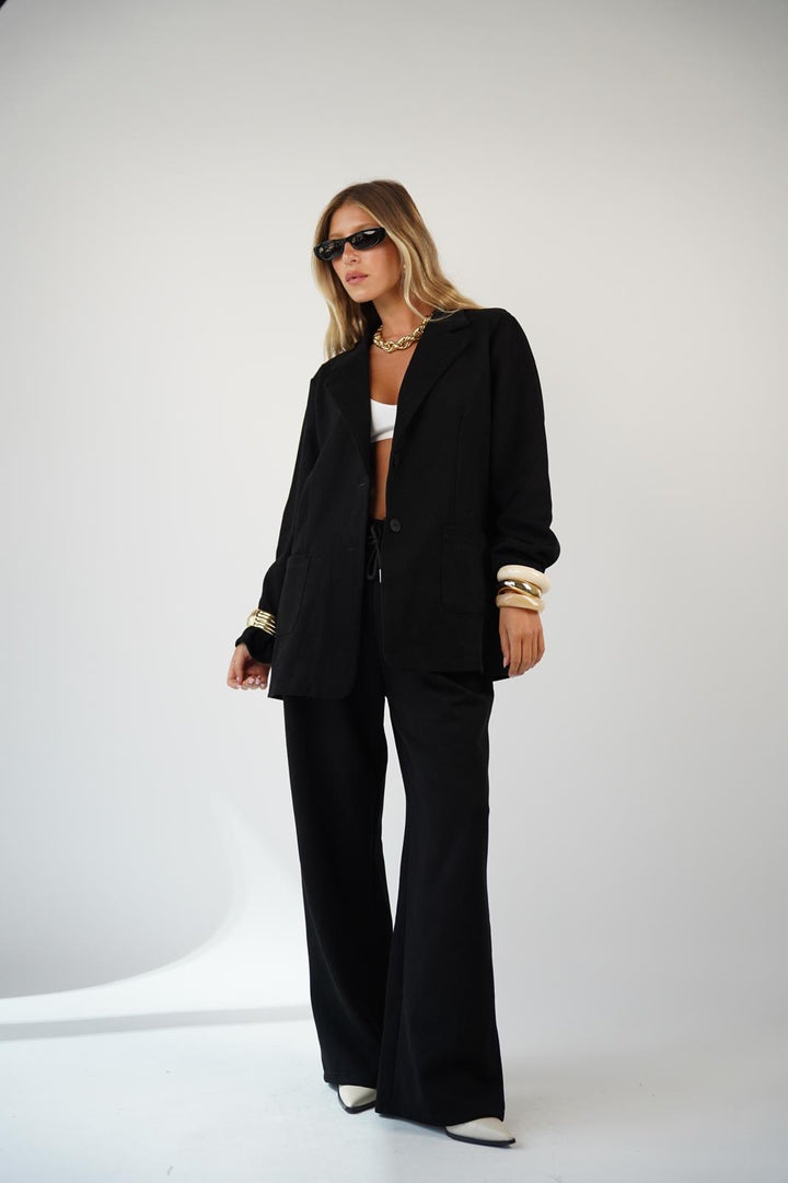 חליפת ספורט אלגנט לנשים - דגם לולה בצבעים חום, שחור וקרם