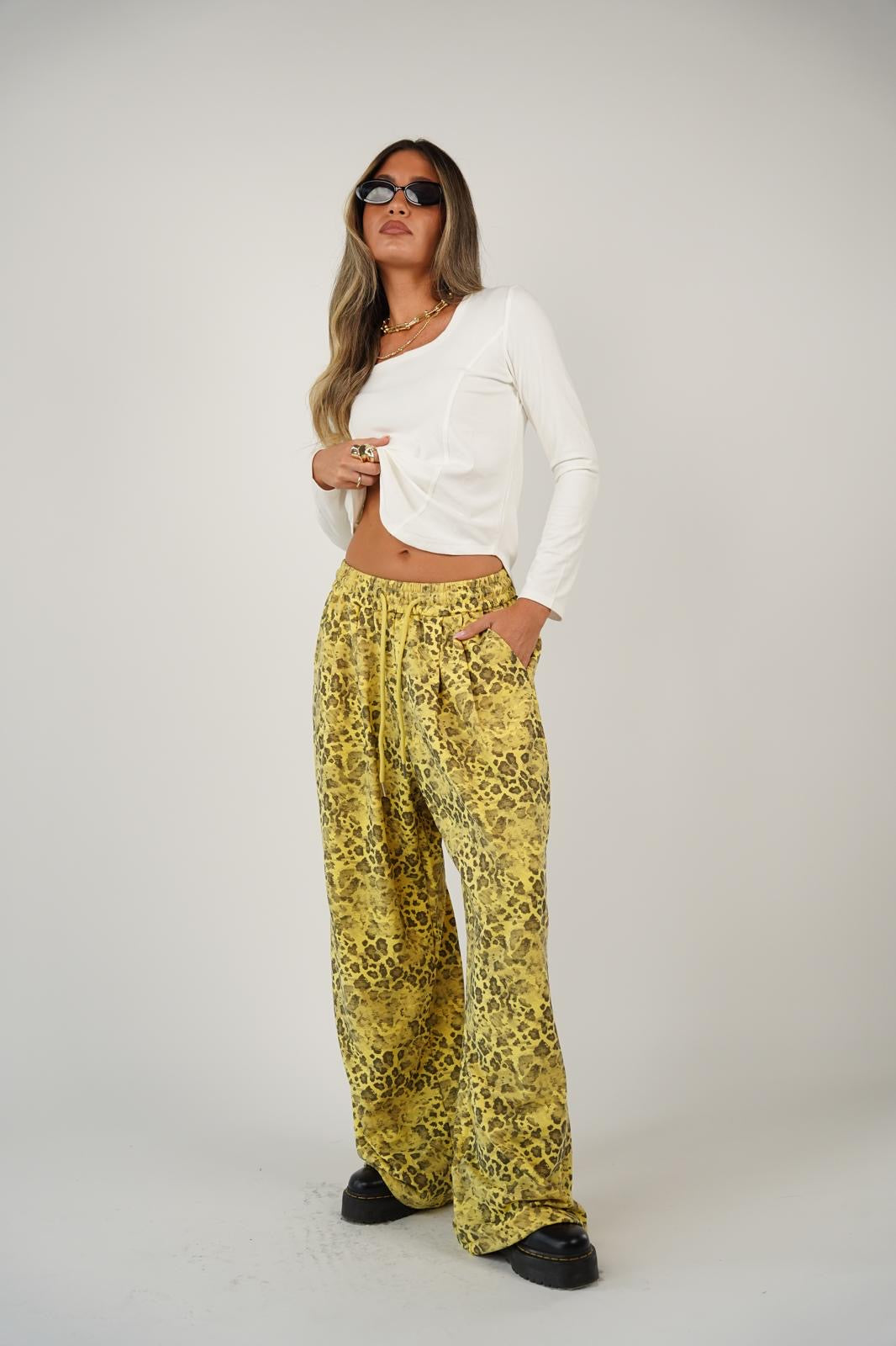 מכנס מנומר אוברסייז לנשים - דגם רוקסי בצבעים צהוב ובז׳