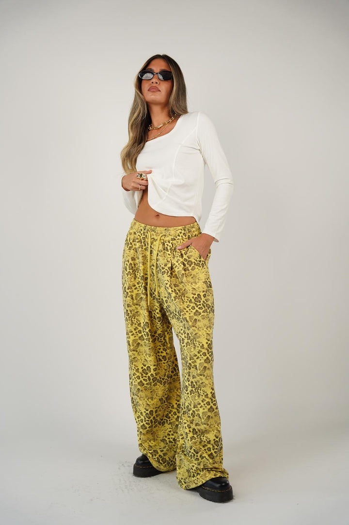 מכנס מנומר אוברסייז לנשים - דגם רוקסי בצבעים צהוב ובז׳