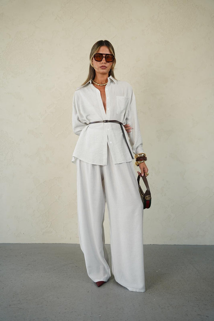 חליפת פסים נשפכת לנשים - דגם סקאי בצבעים לבן, קרם ותכלת