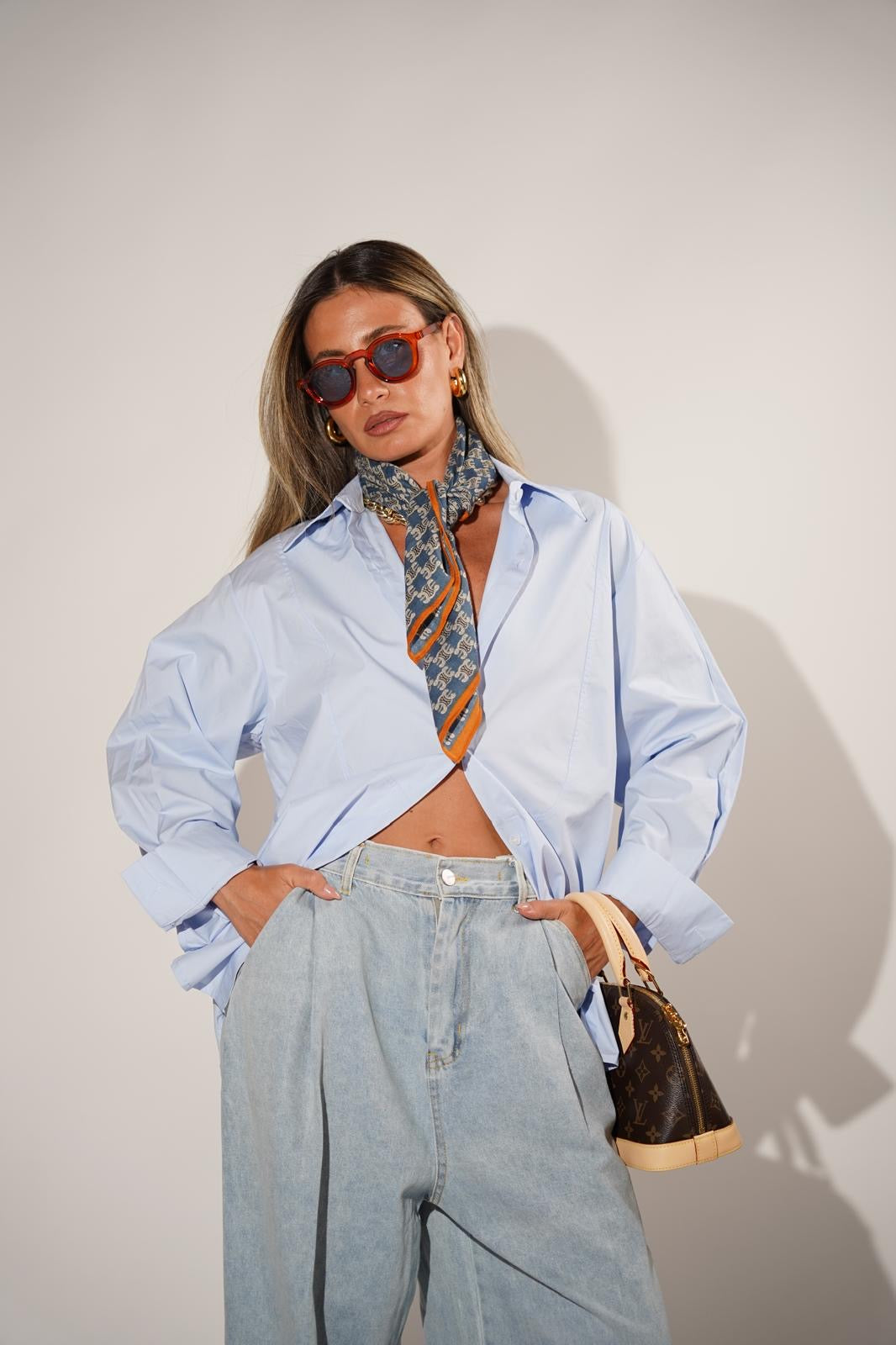 חולצה מכופתרת עם מנג׳ט בשרוול לנשים - דגם קלוד בצבעים לבן ותכלת