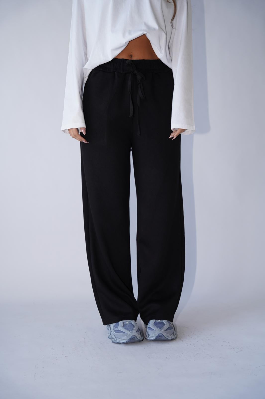 מכנס בגזרה ישרה מבד דק לנשים - דגם אמור בצבעים שחור וקפה