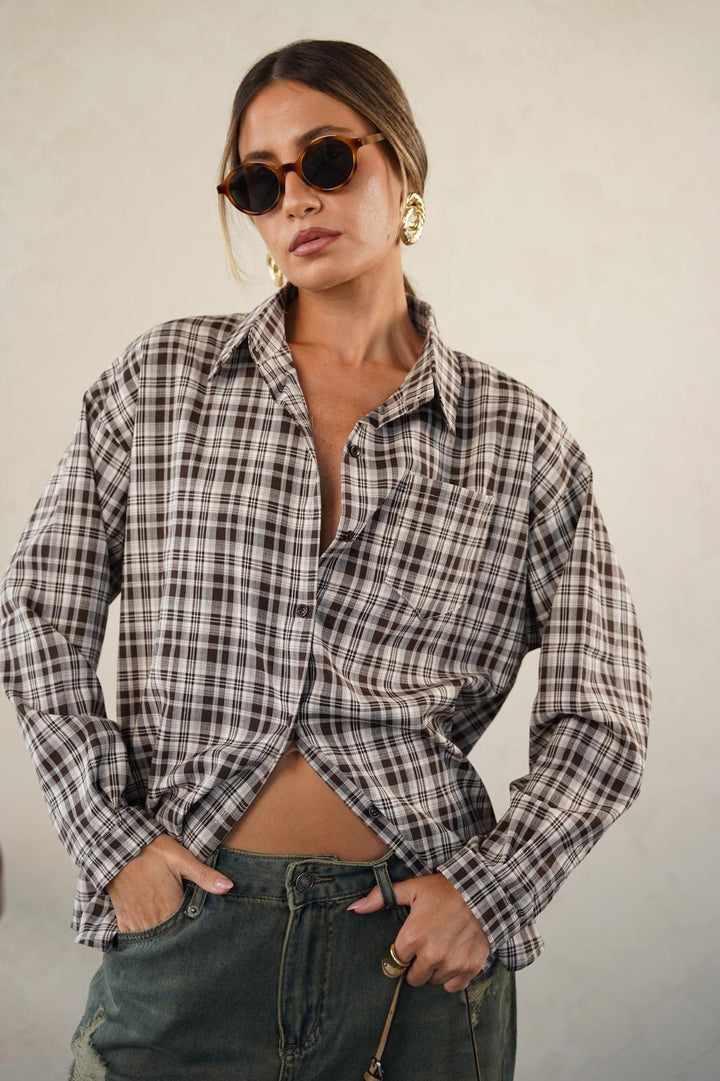 חולצת משבצות מכופתרת לנשים - דגם פיטר בצבעים כחול, חום ובז׳