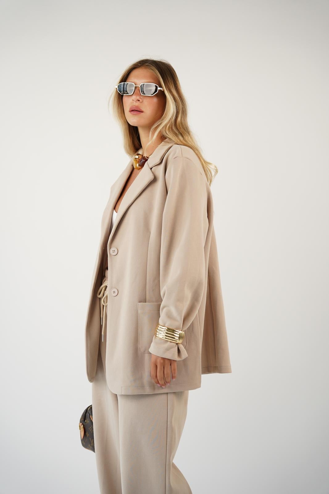 חליפת ספורט אלגנט לנשים - דגם לולה בצבעים חום, שחור וקרם