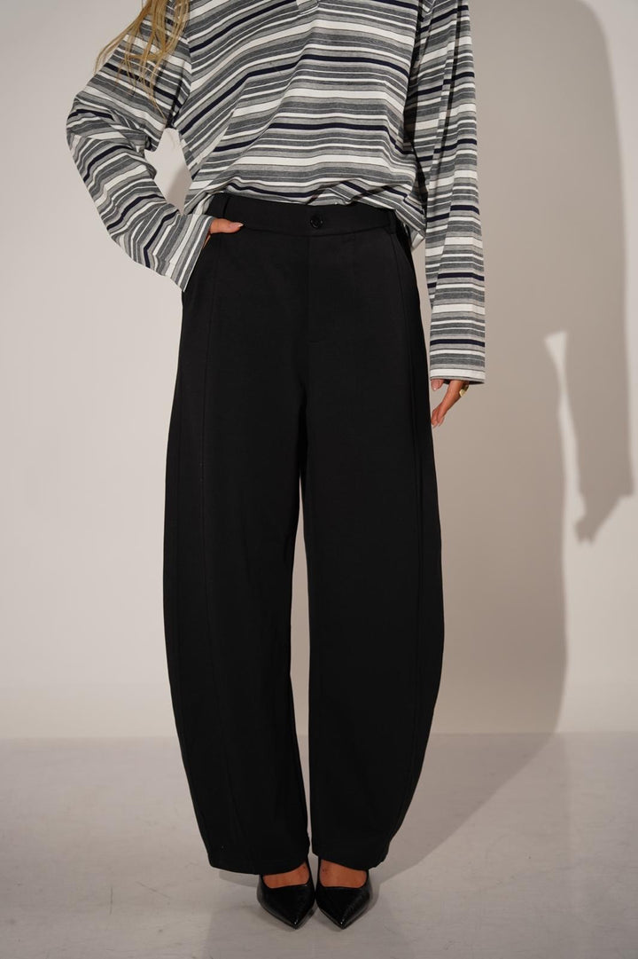 מכנס מחויט בגזרה ישרה לנשים - דגם לוסיל בצבע שחור