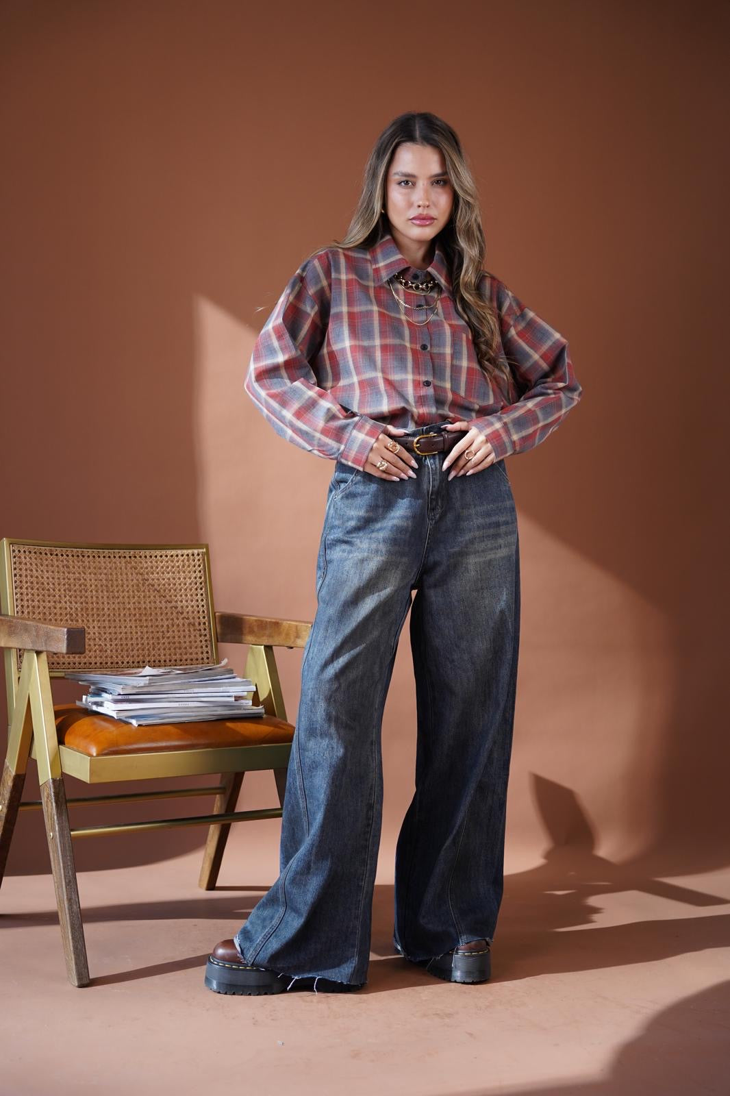 חולצת משבצות מכופתרת לנשים - דגם קנזס בצבעים אדום ולבן