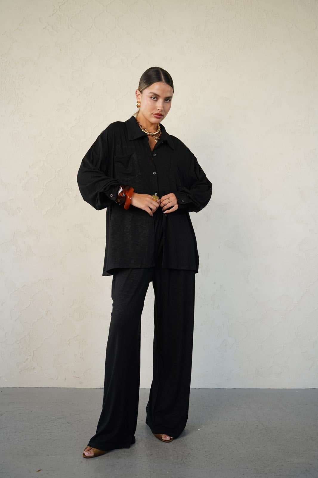 חליפה אלגנטית בגזרה ישרה לנשים - דגם קרין בצבעים שחור, בז׳, כחול נייבי וקרם