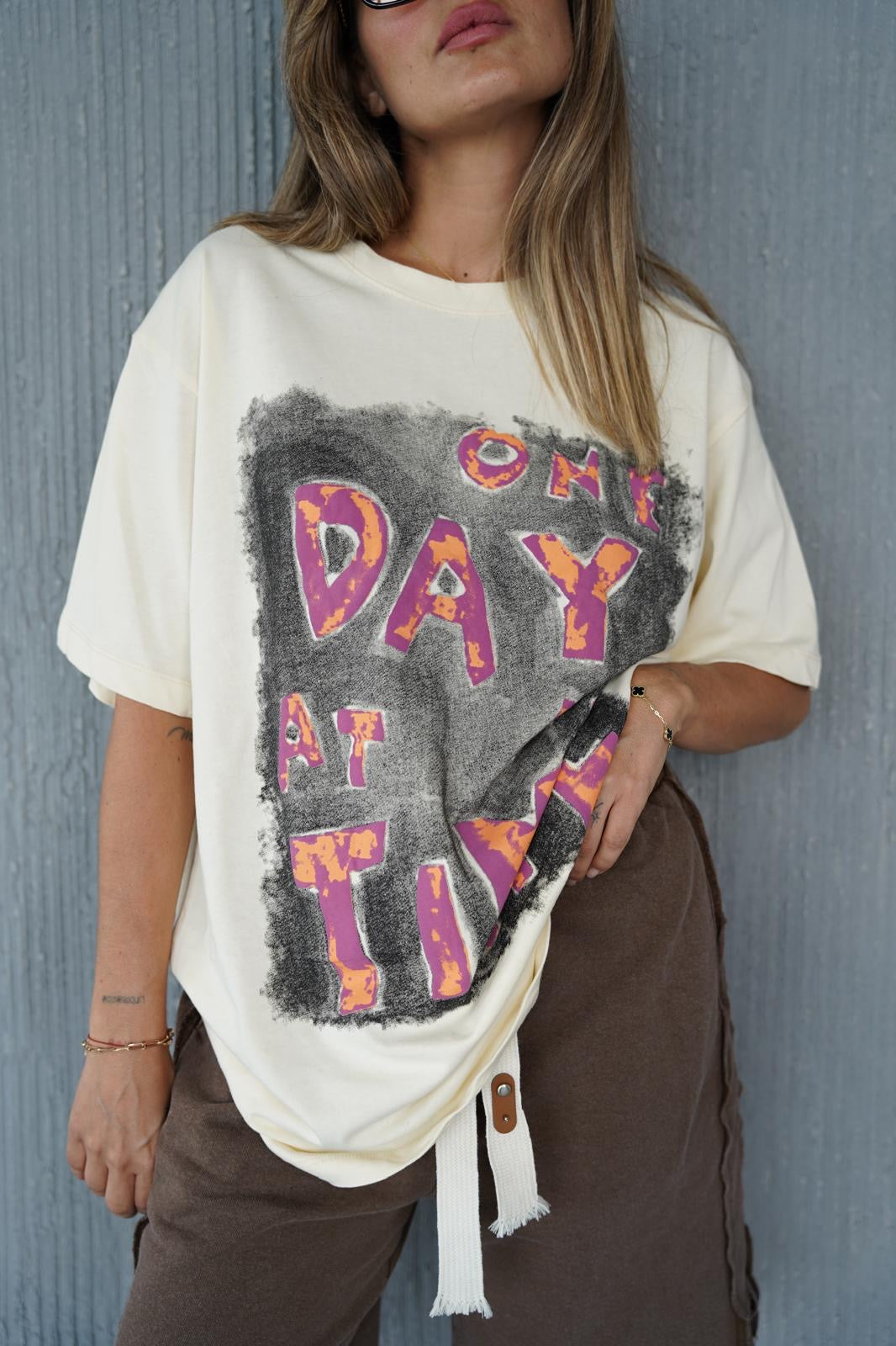 חולצה DAY – טישרט טי לבנה עם הדפס טקסט מודרני ושרוולים קצרים