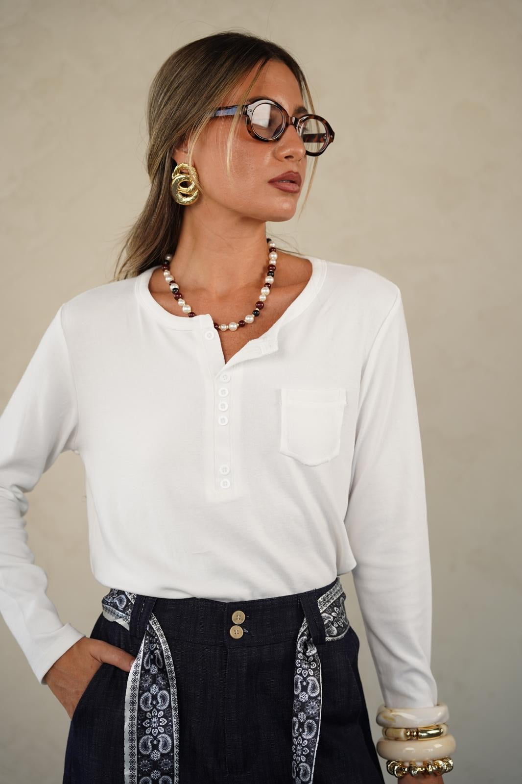 טישרט עם מפתח עגול לנשים - דגם טוי בצבעים כחול נייבי, חום, שחור ולבן