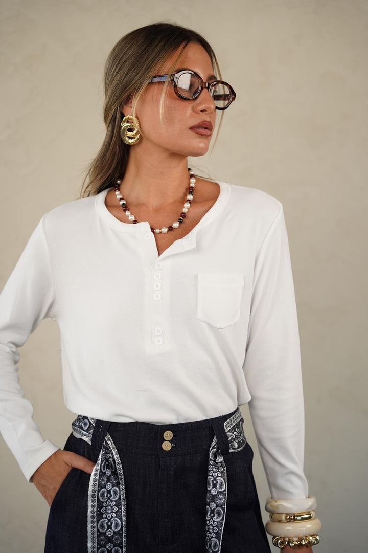 טישרט עם מפתח עגול לנשים - דגם טוי בצבעים כחול נייבי, חום, שחור ולבן