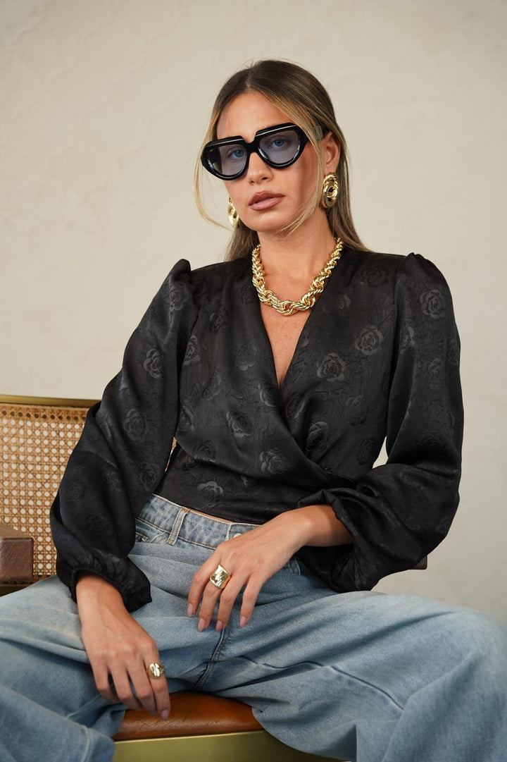 חולצת מעטפה קלאסית לנשים - דגם קמרון בצבעים שחור, לבן וסגול