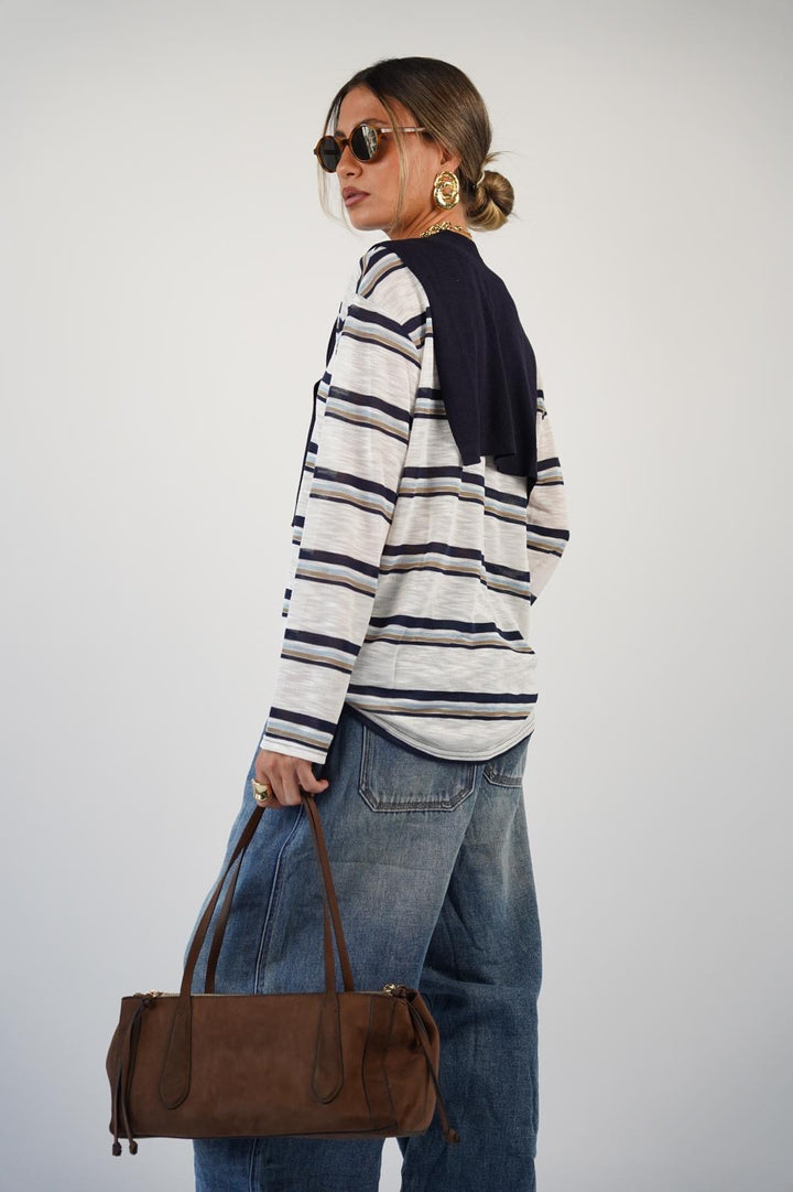 חולצת פסים לנשים - דגם טסה בצבעים לבן, אפור וכחול