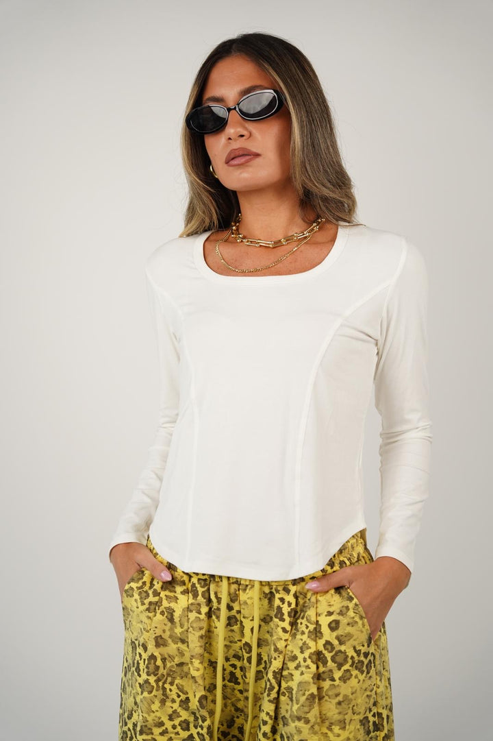 חולצה עם חיתוכים לנשים - דגם רום בצבעים שחור ולבן