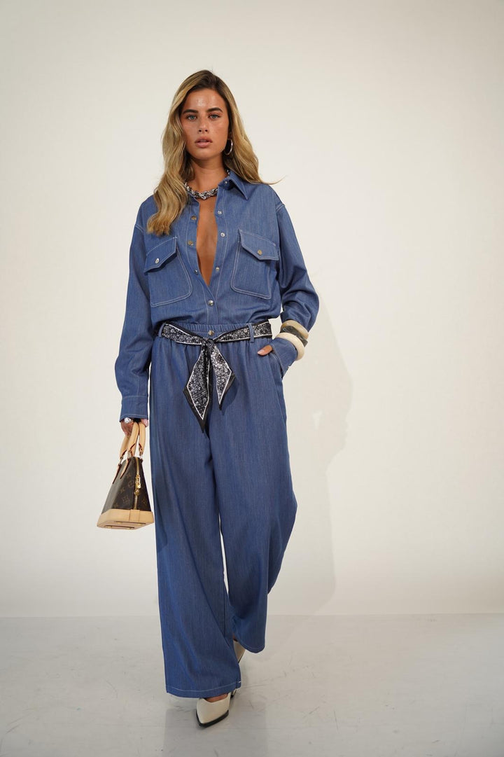 חליפת ג׳ינס לנשים - דגם לוקאס בצבעים כחול ג׳ינס, ג׳ינס בהיר וג׳ינס כהה