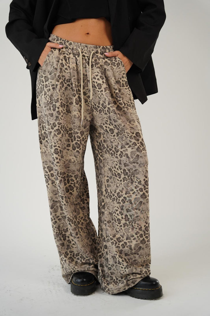 מכנס מנומר אוברסייז לנשים - דגם רוקסי בצבעים צהוב ובז׳