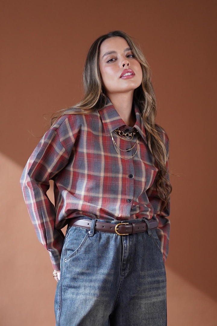 חולצת משבצות מכופתרת לנשים - דגם קנזס בצבעים אדום ולבן