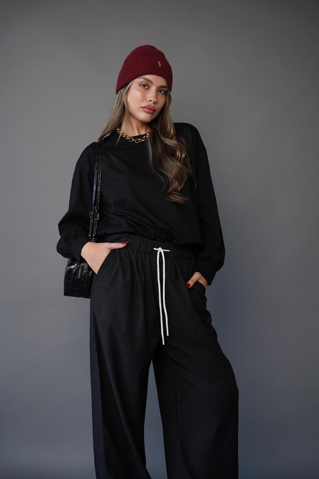 חולצה חלקה בגזרה ישרה לנשים - דגם מייסי בצבעים שחור, לבן וקפה