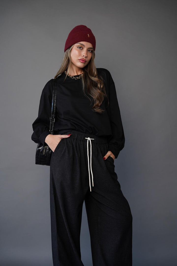 חולצה חלקה בגזרה ישרה לנשים - דגם מייסי בצבעים שחור, לבן וקפה