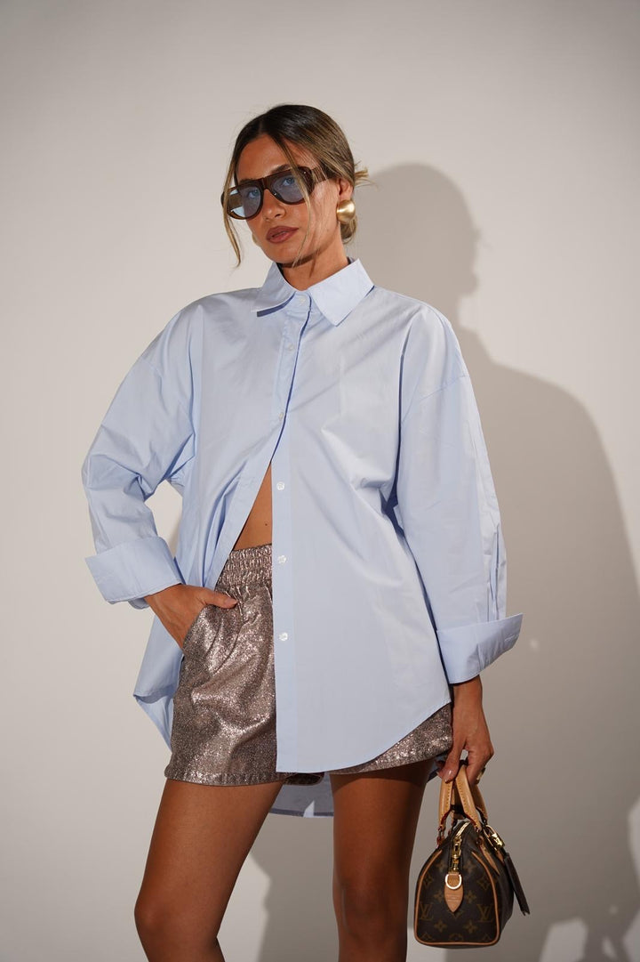 חולצה מכופתרת עם פתח בגב לנשים - דגם מילאן בצבעים שחור, לבן ותכלת