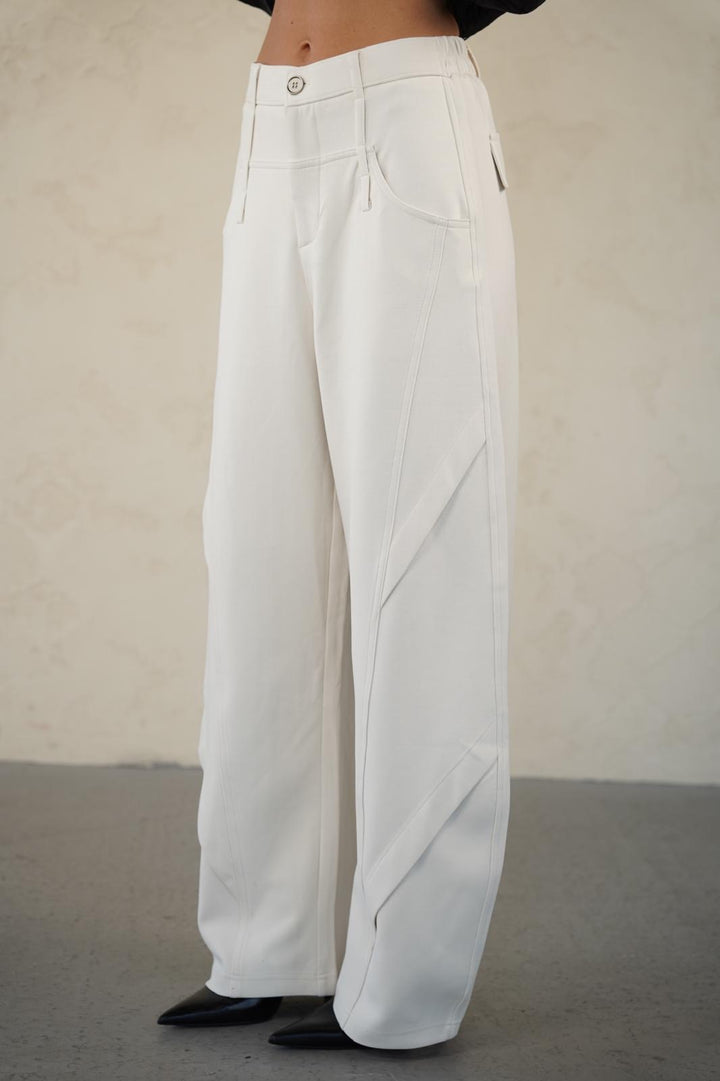 מכנס אוברסייז עם חיתוכים לנשים - דגם לימה בצבע לבן