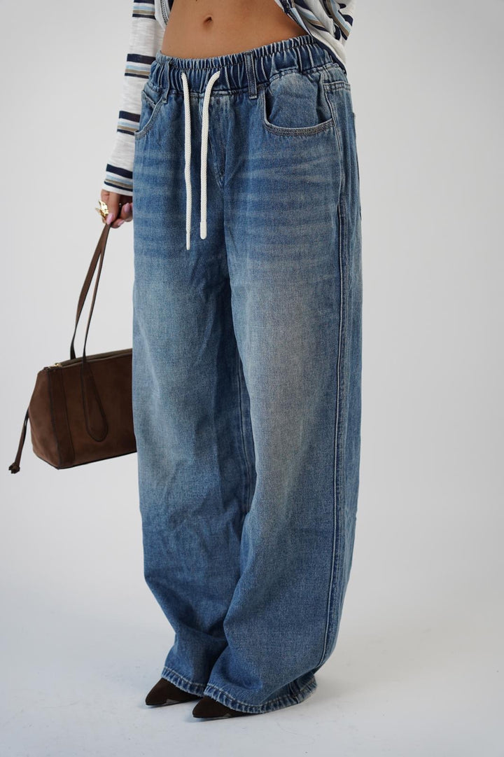 ג׳ינס אוברסייז עם גומי במותן לנשים - דגם דני בצבע כחול