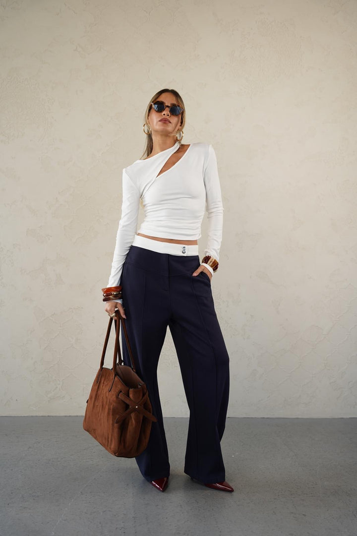 חולצה עם חיתוכים קדמיים לנשים - דגם פופי בצבעים שחור ולבן