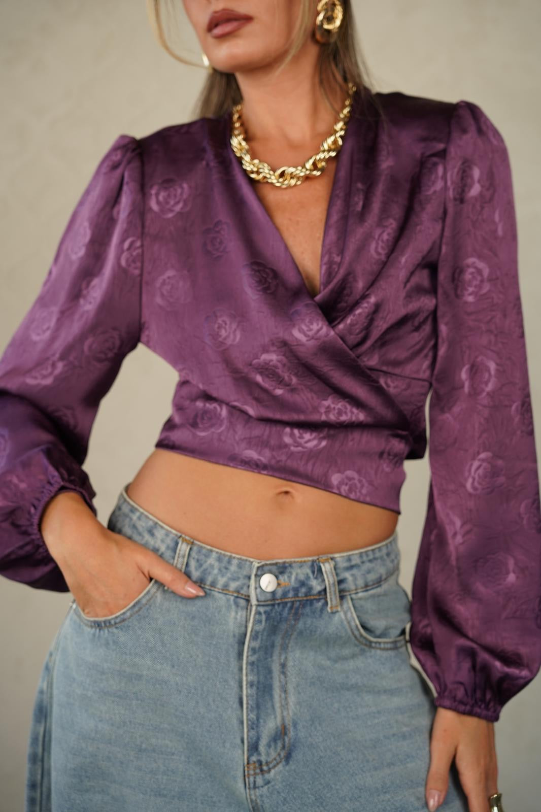 חולצת מעטפה קלאסית לנשים - דגם קמרון בצבעים שחור, לבן וסגול