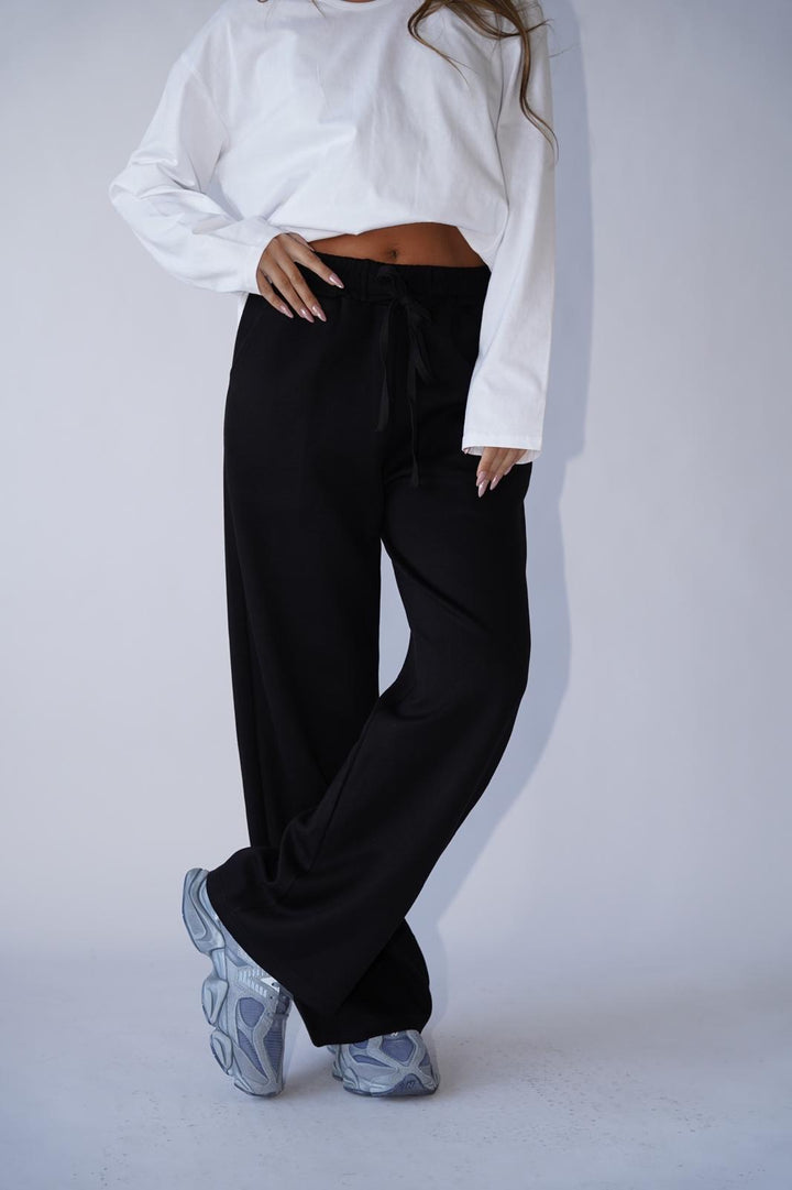 מכנס בגזרה ישרה מבד דק לנשים - דגם אמור בצבעים שחור וקפה