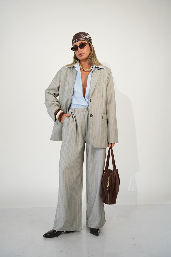 חליפת פסים מחויטת לנשים - דגם מיקה בצבעים אפור, אפור כהה ובז׳