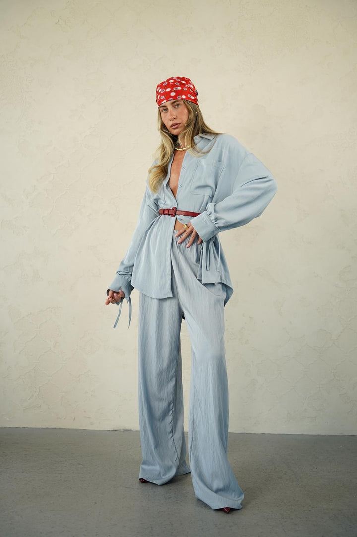 חליפת אוברסייז נשפכת לנשים - דגם נסטי בצבעים שחור, תכלת ובז׳