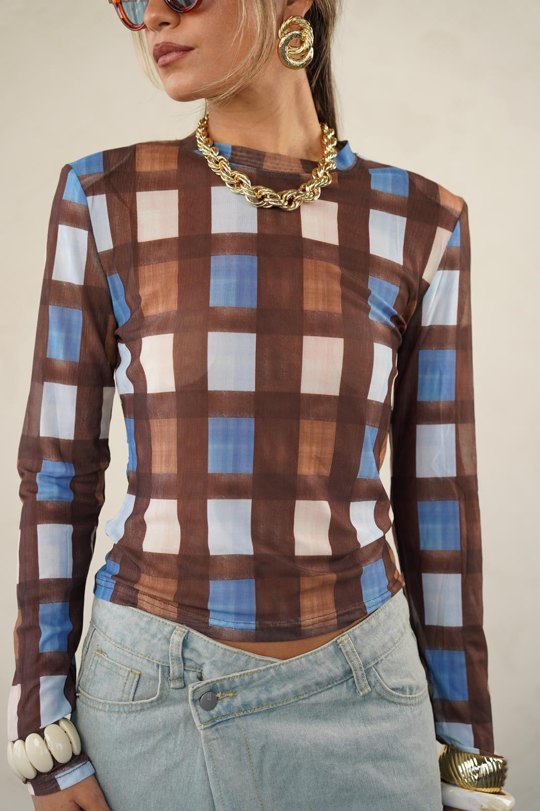 חולצה דקה שקפקפה לנשים - דגם מון בצבעים חום משבצות ולבן ריבועים