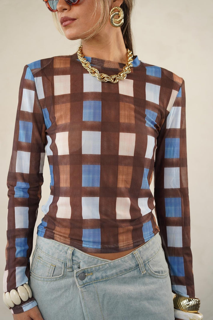 חולצה דקה שקפקפה לנשים - דגם מון בצבעים חום משבצות ולבן ריבועים