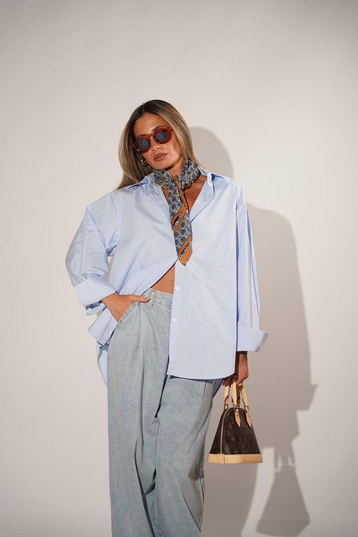 חולצה מכופתרת עם מנג׳ט בשרוול לנשים - דגם קלוד בצבעים לבן ותכלת