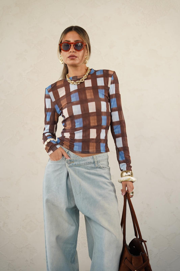 חולצה דקה שקפקפה לנשים - דגם מון בצבעים חום משבצות ולבן ריבועים