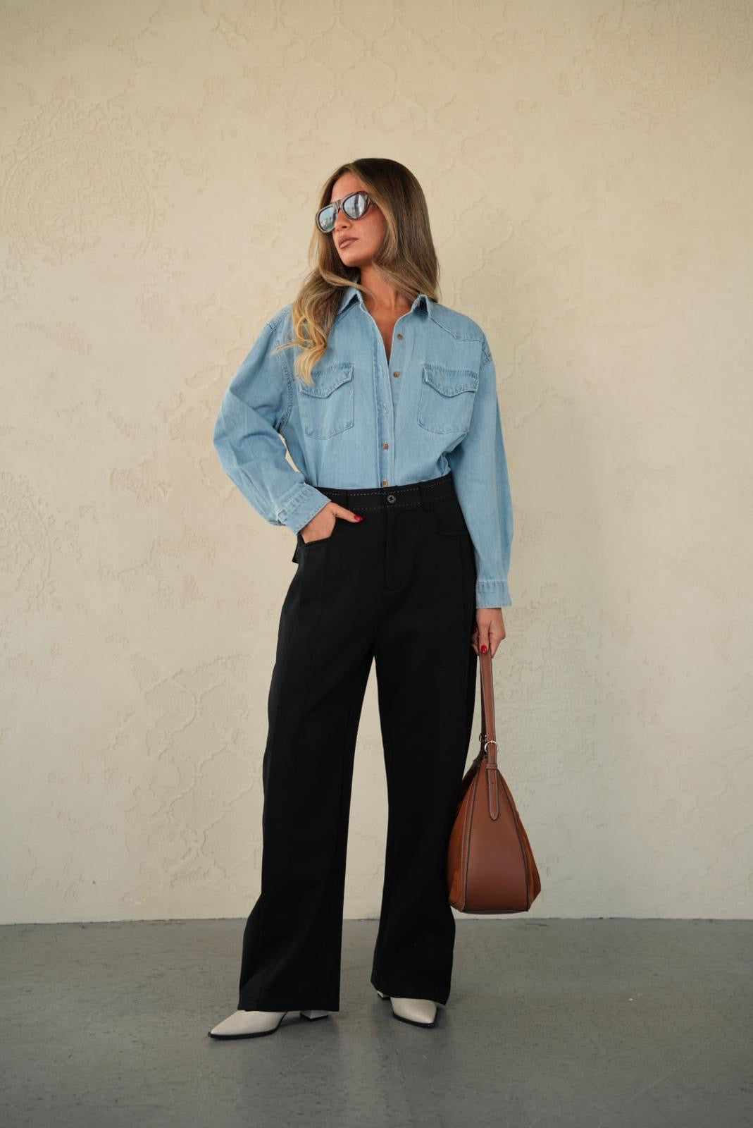 חולצת ג׳ינס מכופתרת לנשים - דגם דפני בצבעים כחול כהה וכחול בהיר