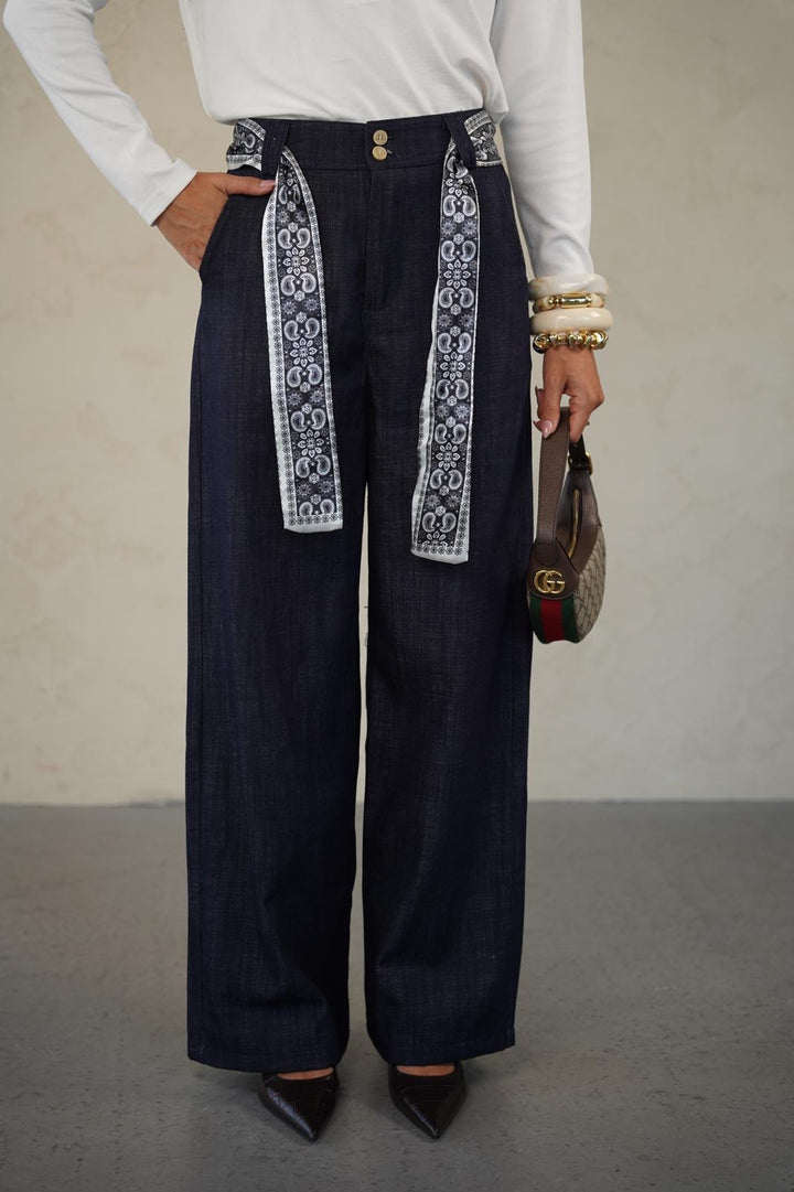 מכנס בגזרת ספורט אלגנט ישרה לנשים - דגם קוני בצבעים ג׳ינס כהה, חום ולבן