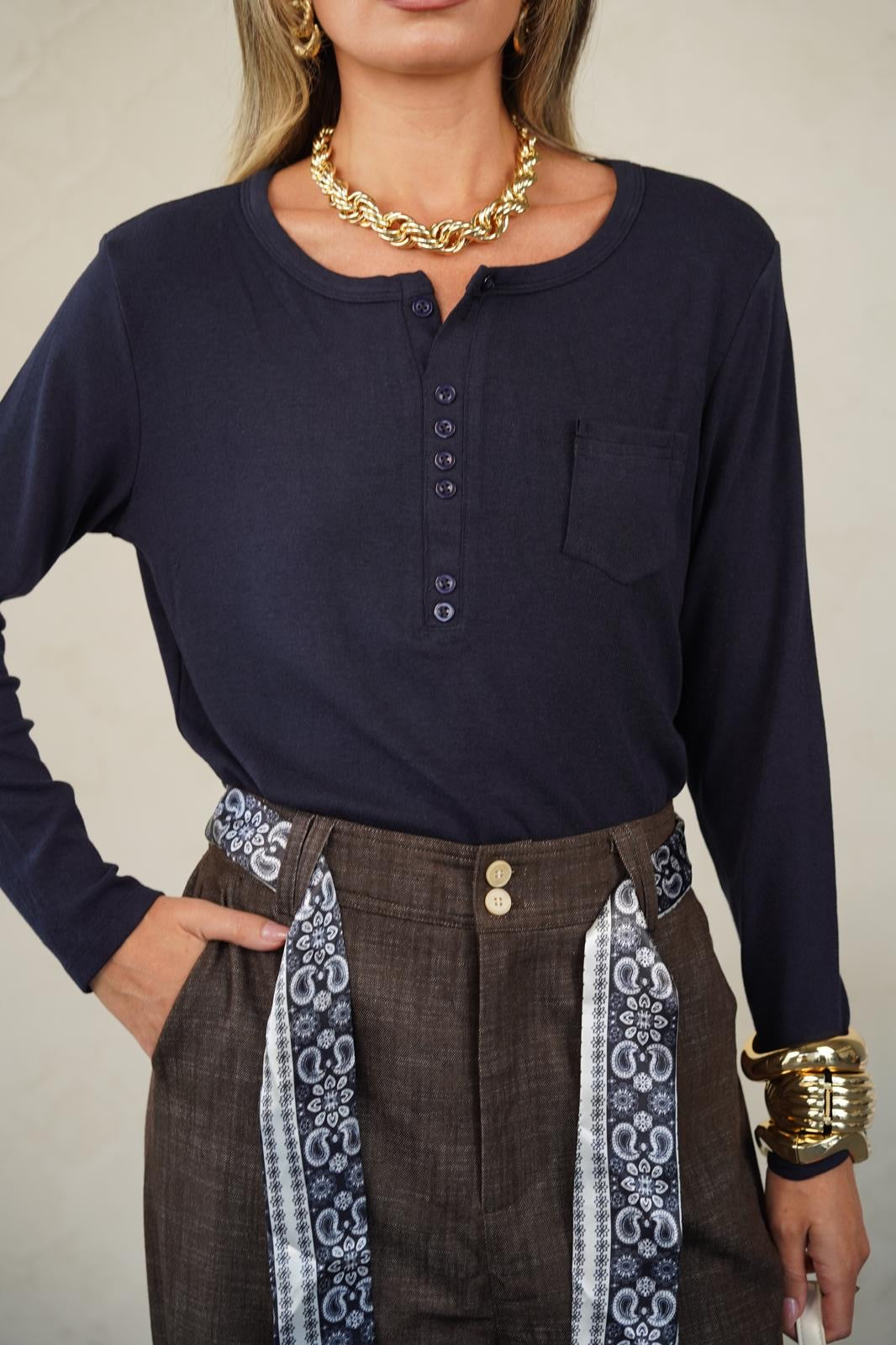 טישרט עם מפתח עגול לנשים - דגם טוי בצבעים כחול נייבי, חום, שחור ולבן