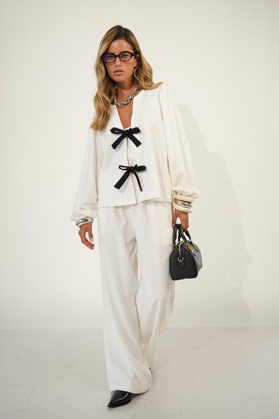 חליפה נשפכת לנשים - דגם מרלין בצבעים לבן, בז׳ וכחול ג׳ינס