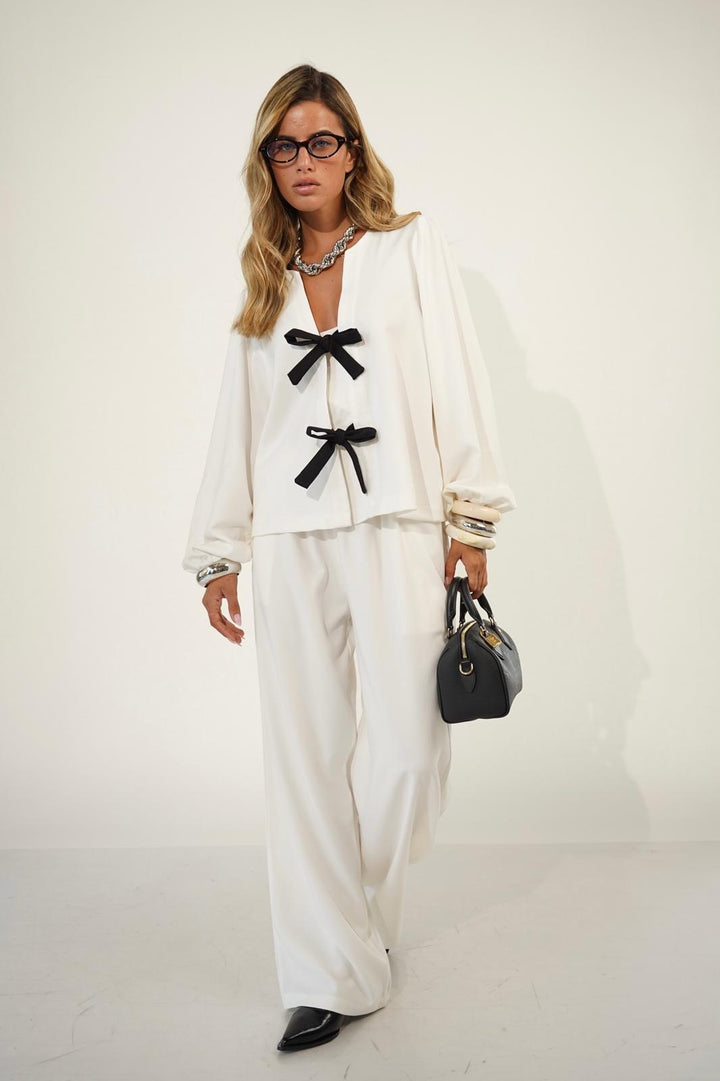 חליפה נשפכת לנשים - דגם מרלין בצבעים לבן, בז׳ וכחול ג׳ינס