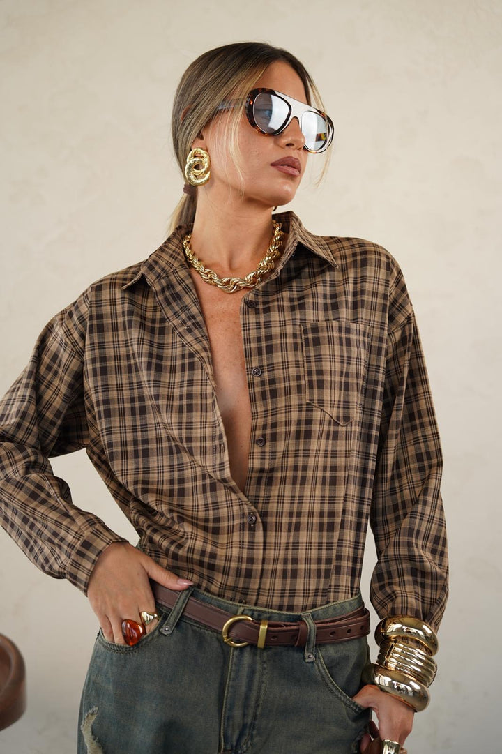 חולצת משבצות מכופתרת לנשים - דגם פיטר בצבעים כחול, חום ובז׳