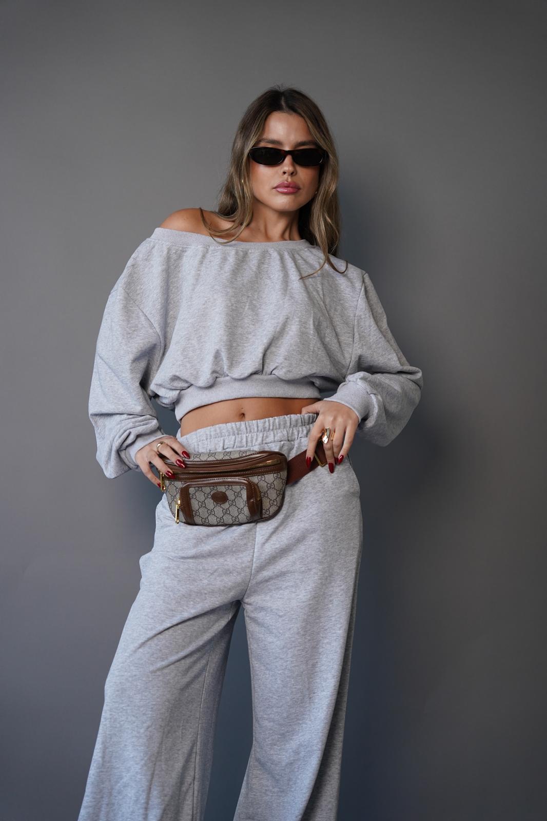 חליפת פנאי בגזרת אוברסייז לנשים - דגם לני בצבעים שחור ואפור