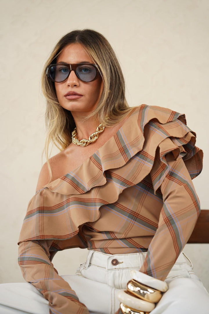 חולצת כתף אחת לנשים - דגם אן בצבעים חום משבצות וכתום משבצות