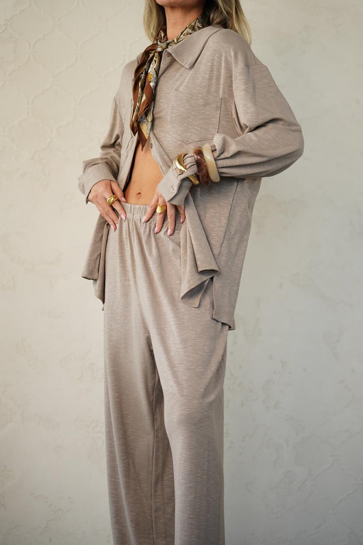 חליפה אלגנטית בגזרה ישרה לנשים - דגם קרין בצבעים שחור, בז׳, כחול נייבי וקרם